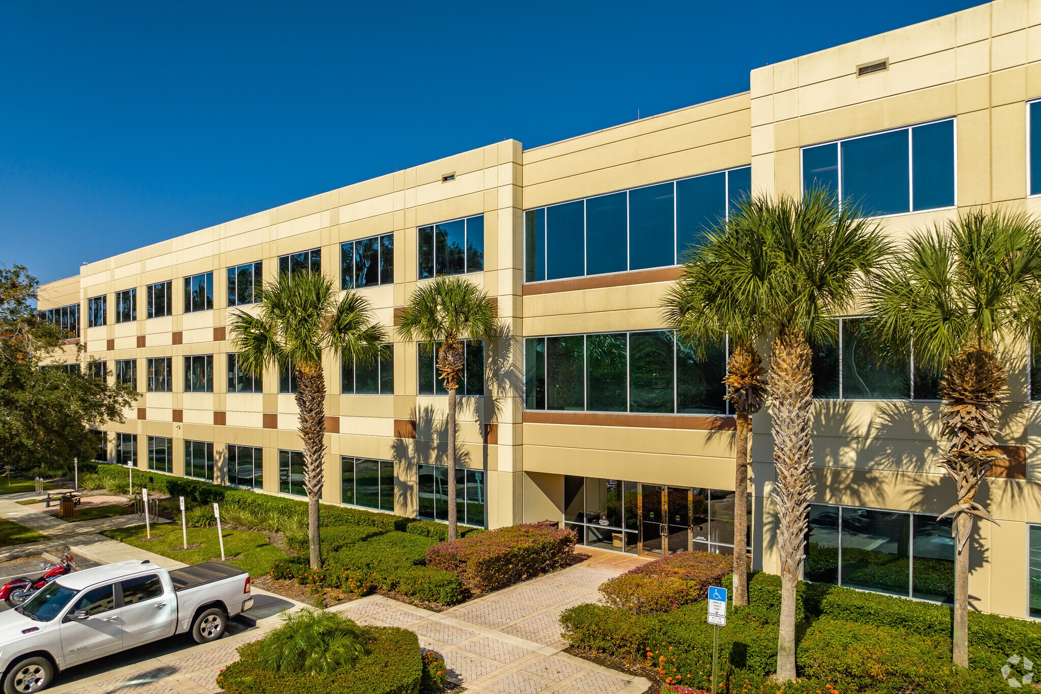 12906 Tampa Oaks Blvd, Temple Terrace, FL to rent Primary Photo- Image 1 of 6