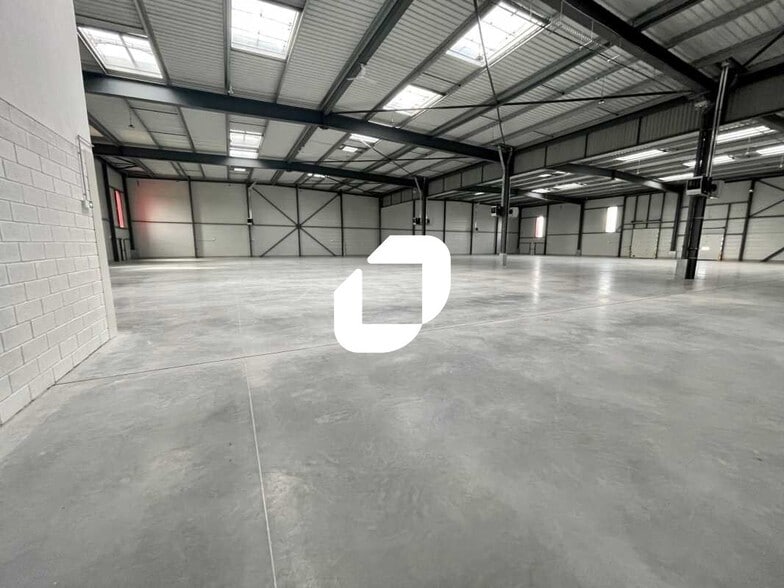 Light Industrial in Le Thillay to rent - Building Photo - Image 3 of 8