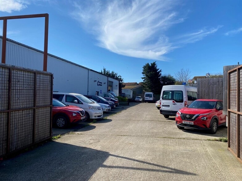 19 Cambridge Rd, Weymouth to rent - Building Photo - Image 1 of 3