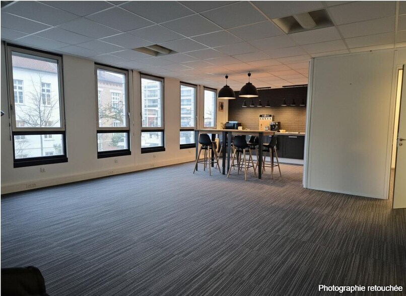 Office in Courbevoie to rent - Interior Photo - Image 2 of 7