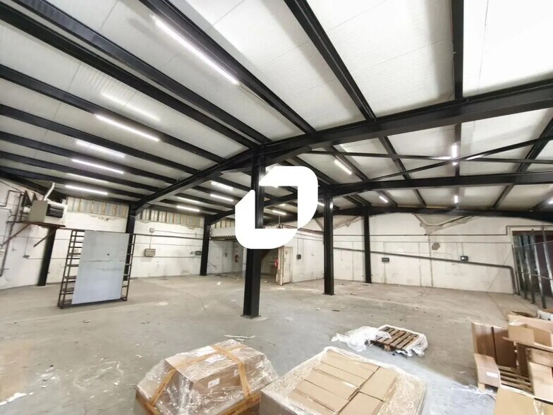 Light Industrial in Neuilly-Plaisance to rent - Interior Photo - Image 2 of 4