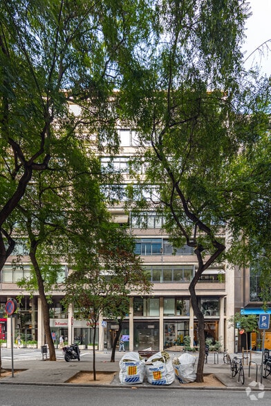 Office in Barcelona, Barcelona to rent - Primary Photo - Image 1 of 2