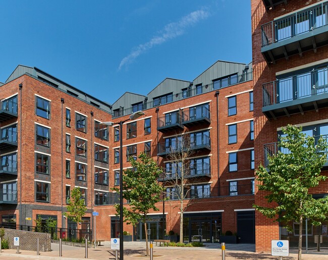 More details for 12 Market St, Newbury - Retail to Rent