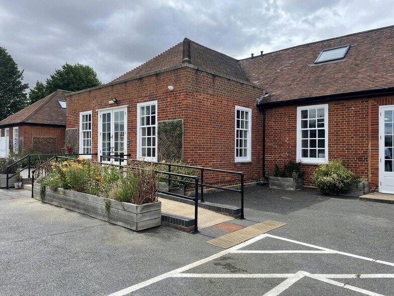 Hurdles Way, Duxford to rent - Building Photo - Image 2 of 12