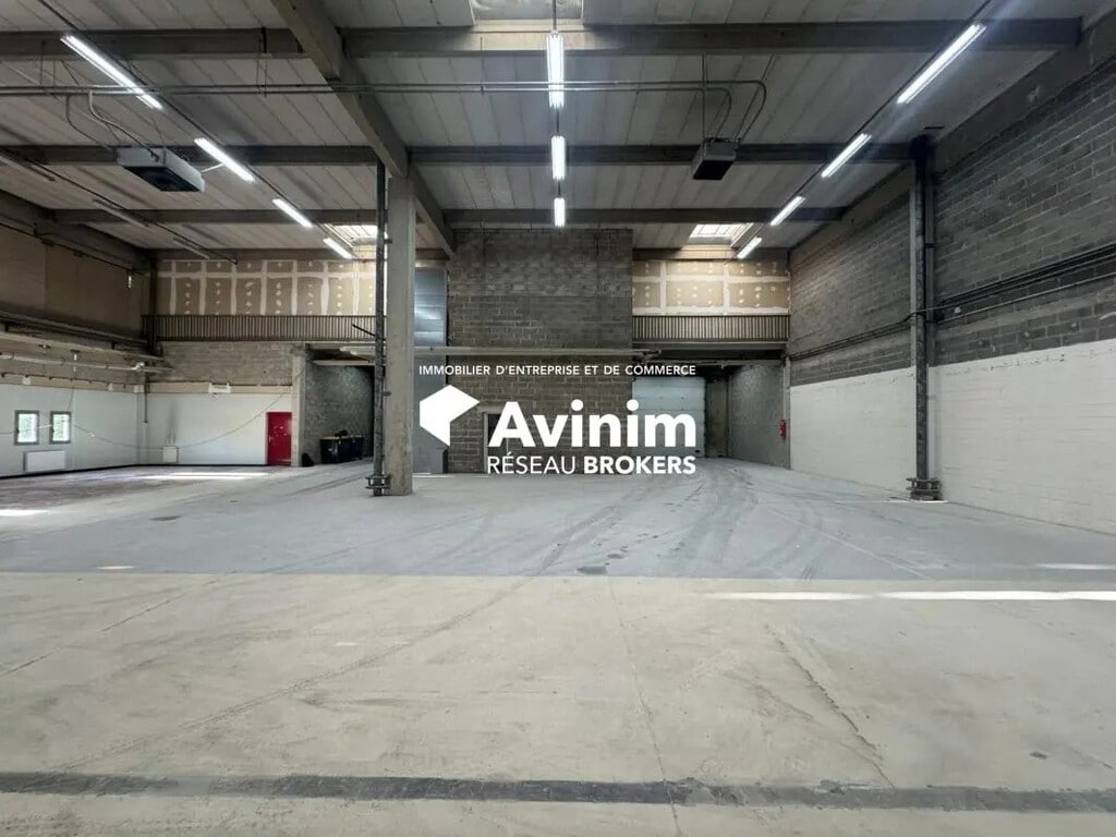 Location Entrepôt 732 m² - Photo 1