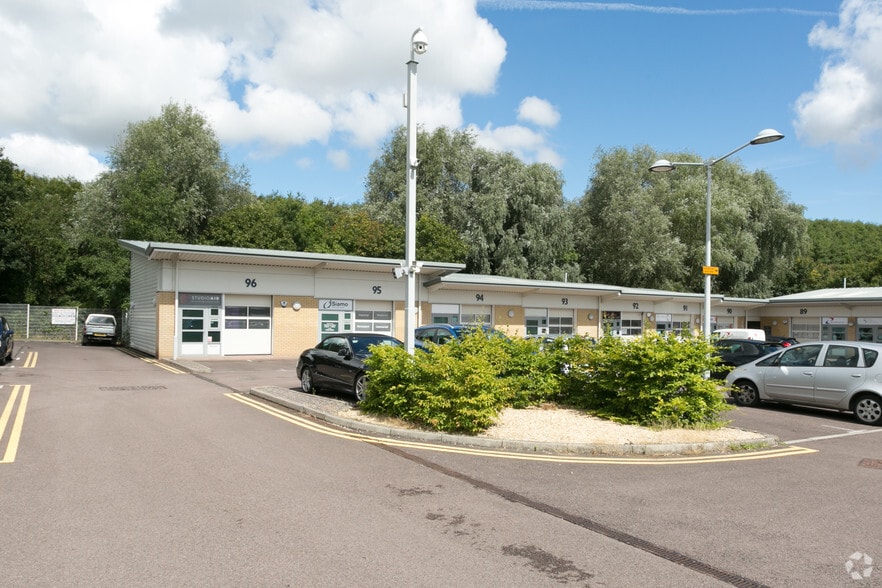 Rivermead Dr, Swindon to rent - Primary Photo - Image 2 of 6