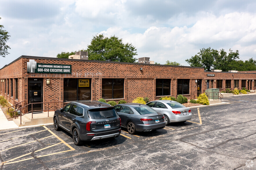 600-650 Executive Dr, Willowbrook, IL for rent - Building Photo - Image 1 of 7