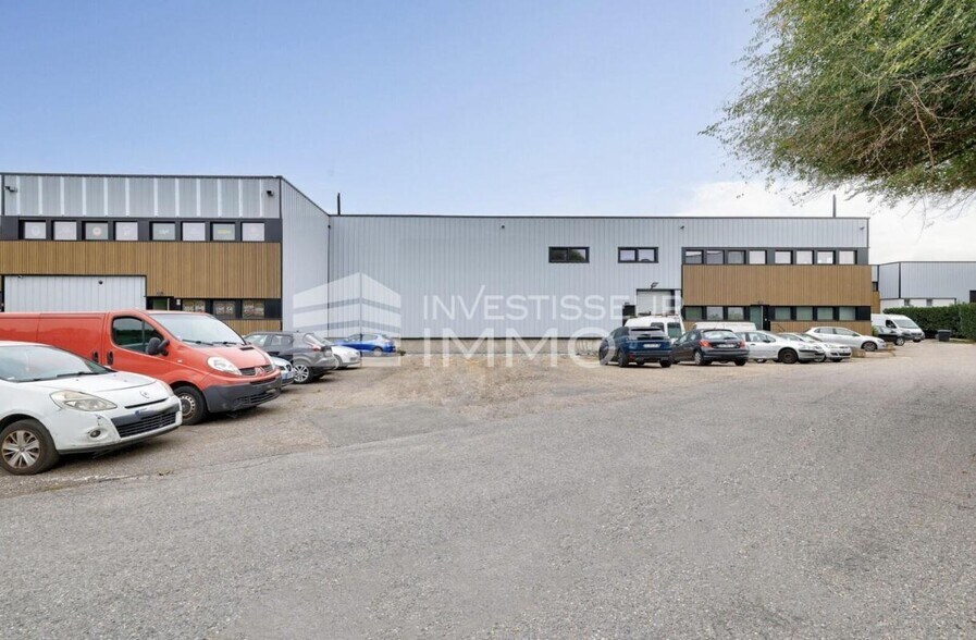 Light Industrial in Villeneuve La Garenne to rent - Building Photo - Image 3 of 6