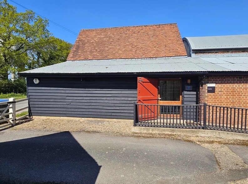 Gaddesden Row, Hemel Hempstead to rent - Building Photo - Image 2 of 4