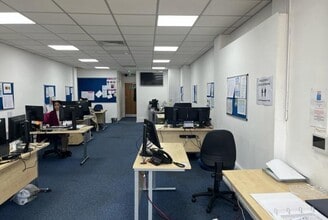 23-25 Bridge St, Pinner to rent Interior Photo- Image 2 of 3