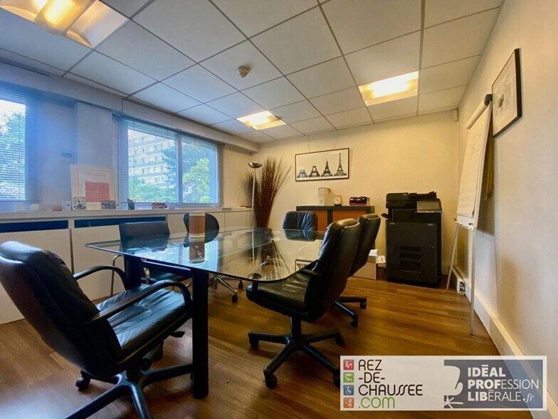 Office in Clichy for sale - Interior Photo - Image 2 of 2