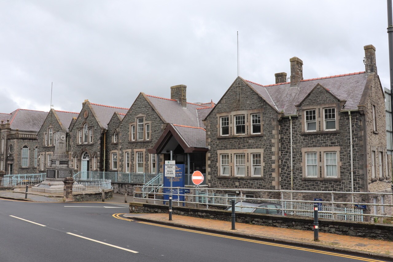 Glanhwfa Rd, Llangefni for sale Primary Photo- Image 1 of 1