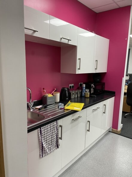 Windmill Rd, Kenn to rent - Interior Photo - Image 3 of 3