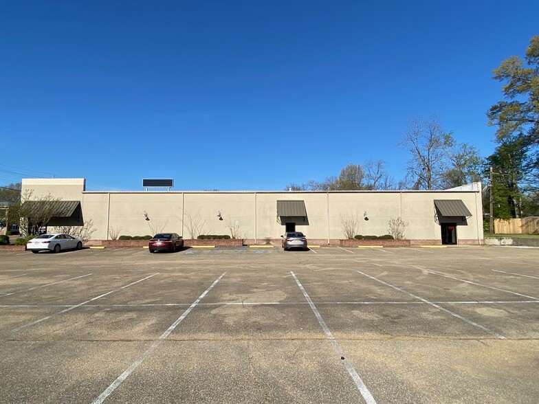 600 W Main St, Tupelo, MS for rent - Building Photo - Image 1 of 15