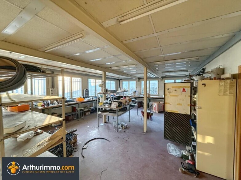 Light Industrial in Bourgoin-Jallieu to rent - Interior Photo - Image 3 of 6