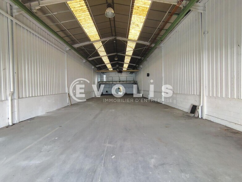 Light Industrial in Noisy-le-Sec to rent - Interior Photo - Image 2 of 7