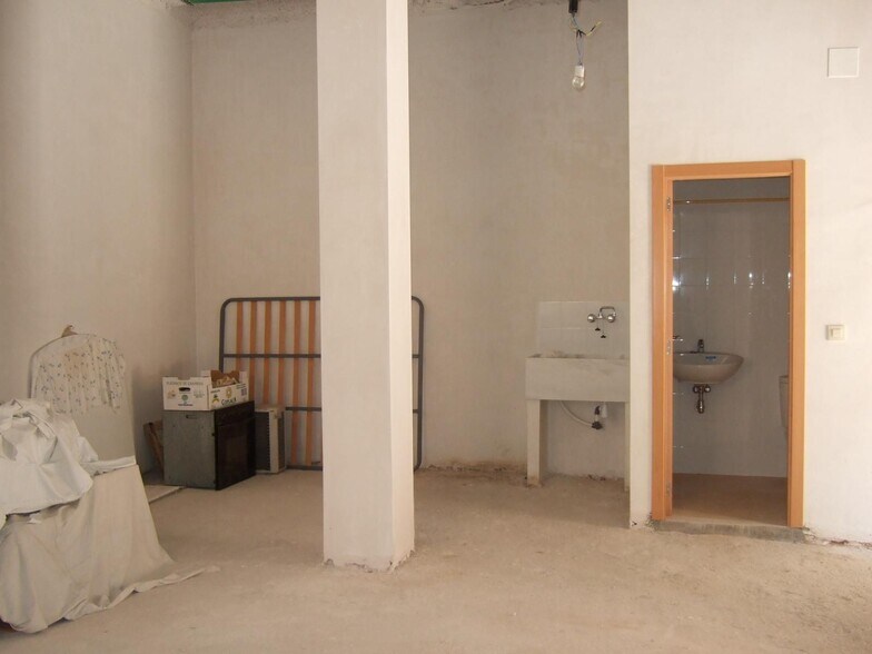 Retail in Almussafes to rent - Building Photo - Image 3 of 3