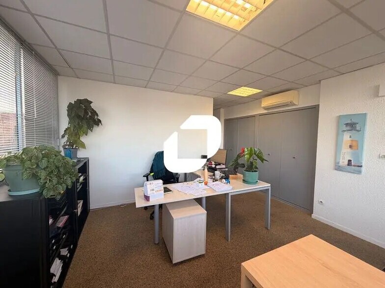 Office in Mérignac to rent - Interior Photo - Image 2 of 11