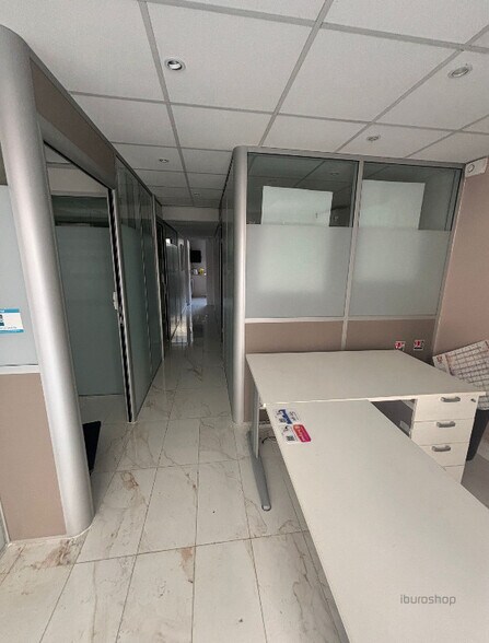 Retail in Paris to rent - Interior Photo - Image 2 of 8