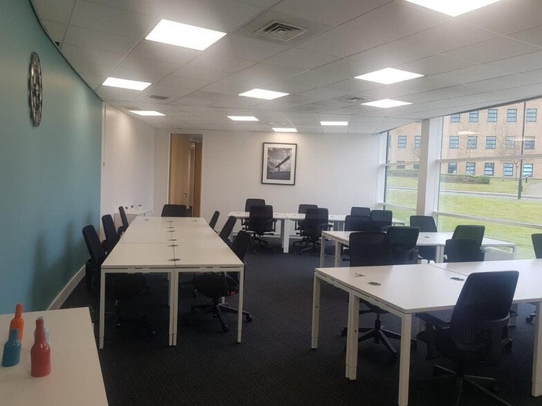 4 Admiral Way, Sunderland to rent - Building Photo - Image 2 of 8