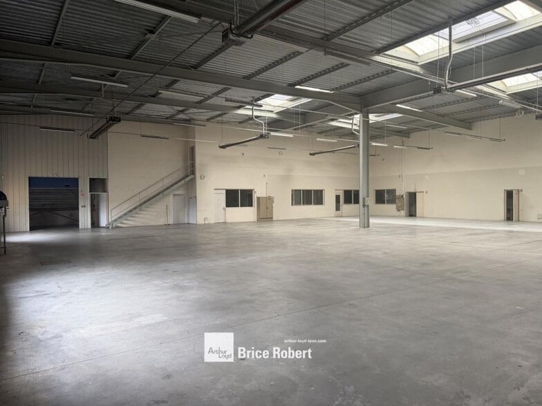 17 Rue Jacquard, Chassieu to rent - Building Photo - Image 2 of 8