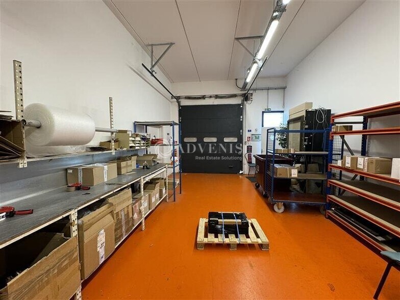 Light Industrial in Croissy Beaubourg for sale - Interior Photo - Image 1 of 7