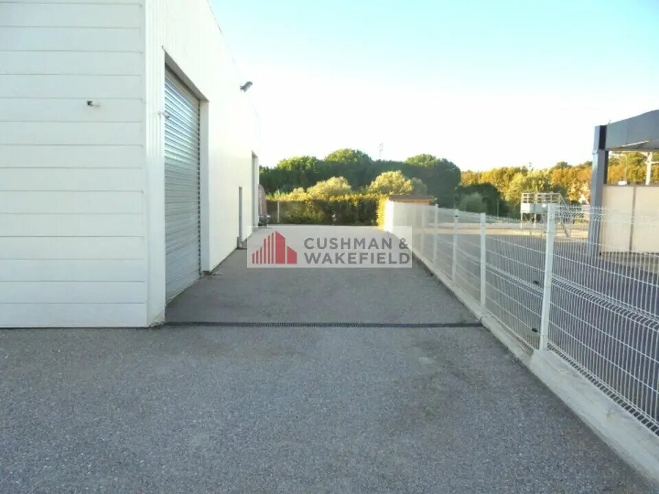 Location Local d'activités 200 m² - Photo 1