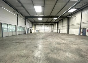 Light Industrial in La Courneuve to rent Building Photo- Image 2 of 7