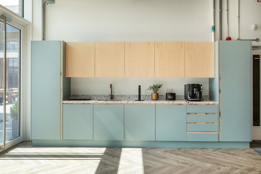 3 Sugar House Ln, London to rent - Interior Photo - Image 3 of 19