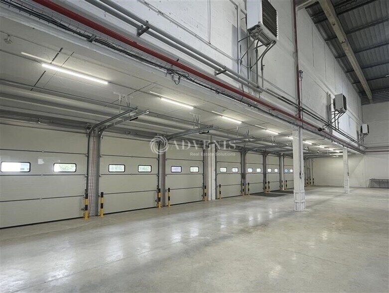 Industrial in Aulnay Sous Bois to rent - Building Photo - Image 3 of 7