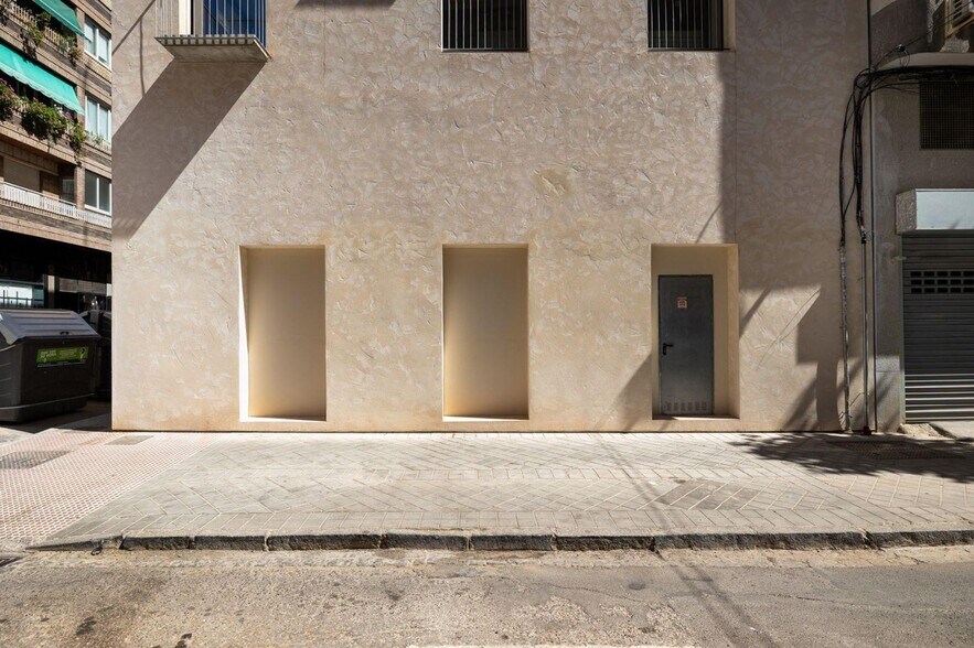 Calle Azhuma, 38, Granada, Granada for sale - Primary Photo - Image 1 of 11