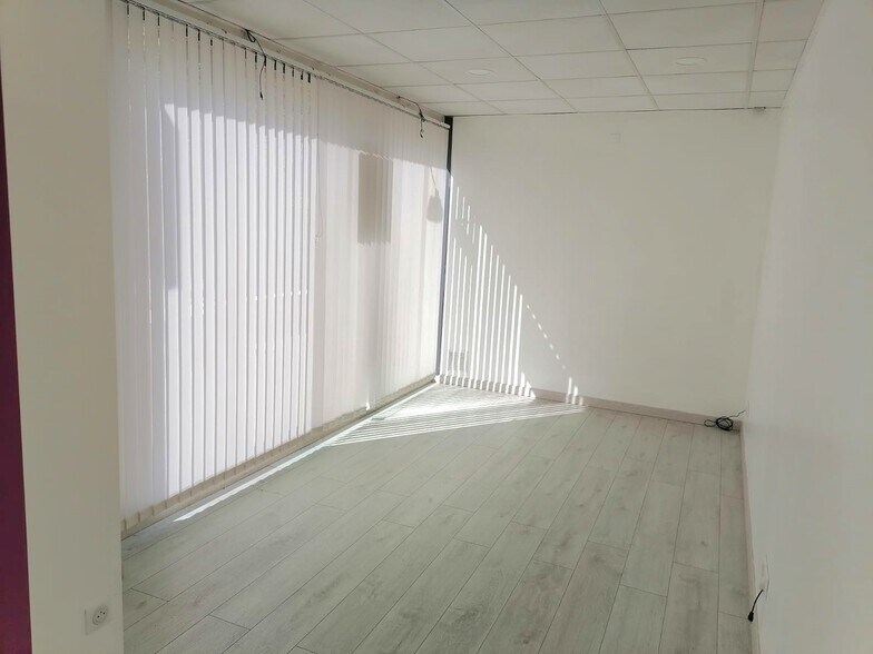 Avenue Gabriel Peri, Aubagne to rent - Interior Photo - Image 3 of 7