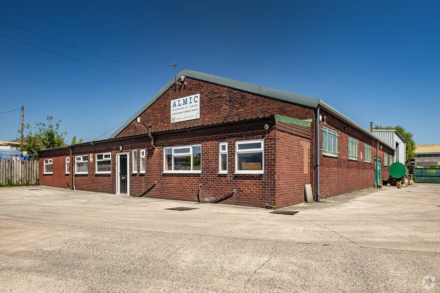 Mossdown Rd, Oldham to rent - Primary Photo - Image 1 of 2