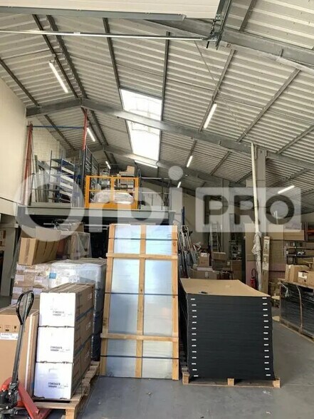 Light Industrial in Pessac to rent - Interior Photo - Image 2 of 10