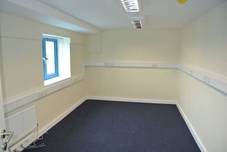 Dalmeyer Rd, London to rent Interior Photo- Image 1 of 11