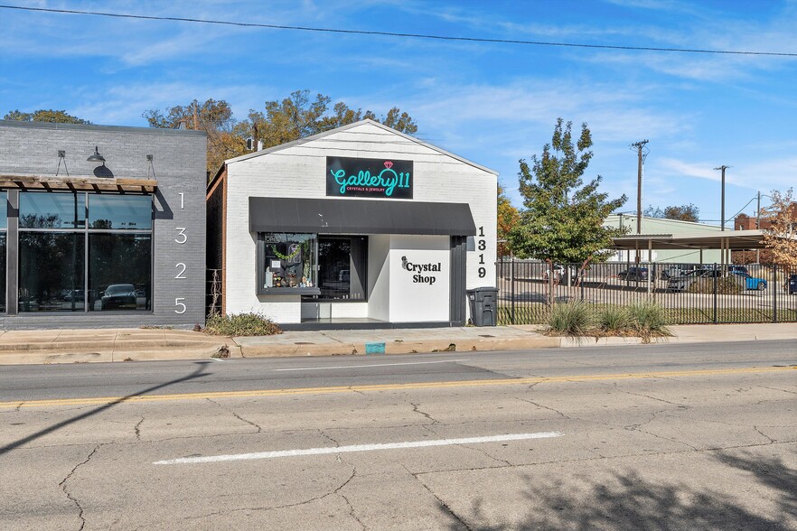 1319 Austin Ave, Waco, TX for rent - Building Photo - Image 1 of 6