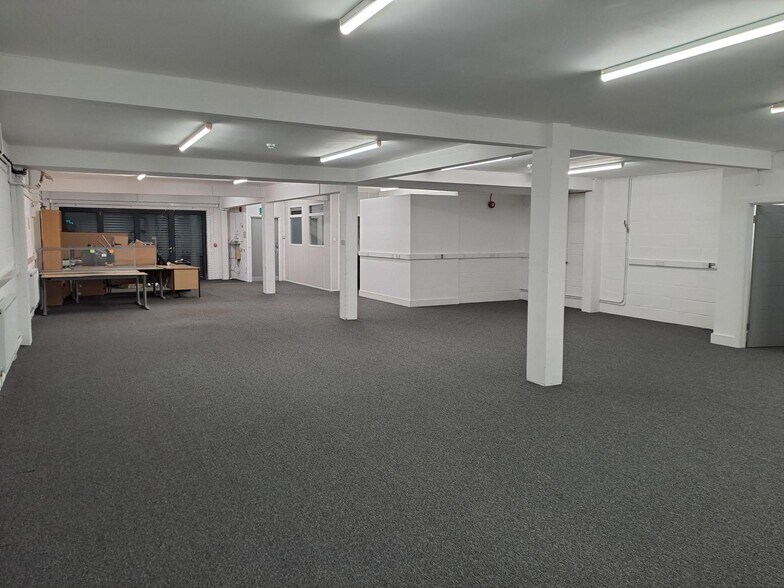 Amor Way, Letchworth Garden City to rent - Building Photo - Image 3 of 8