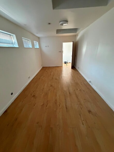Brent St, London to rent - Building Photo - Image 2 of 5