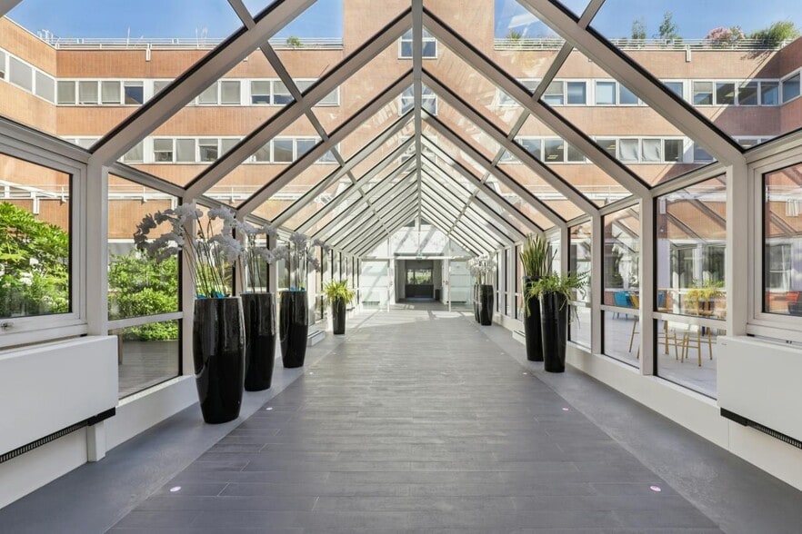 Office in Rueil-Malmaison to rent - Lobby - Image 2 of 14