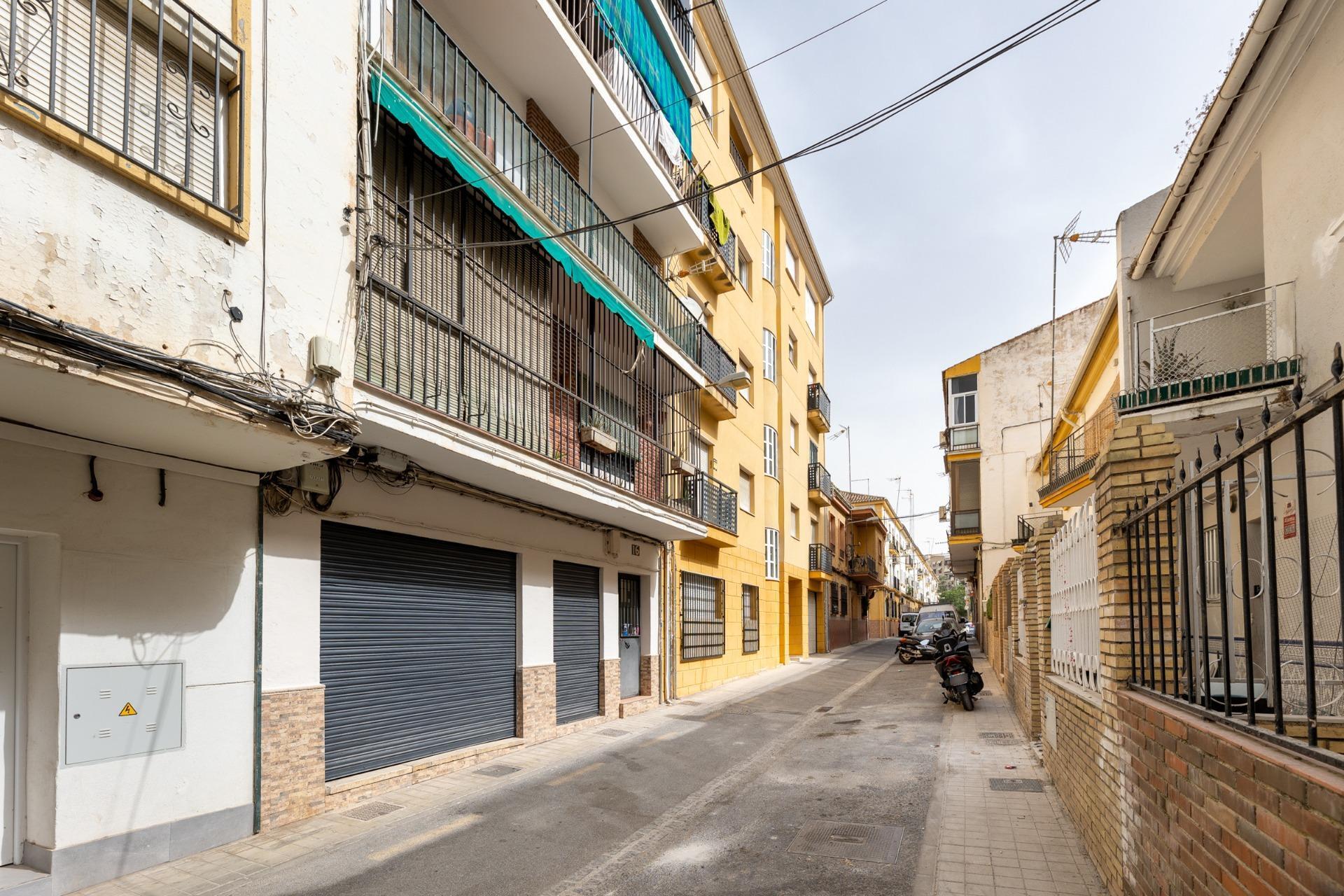 Calle Gras y Granollers, 16, Granada, Granada for sale Primary Photo- Image 1 of 16