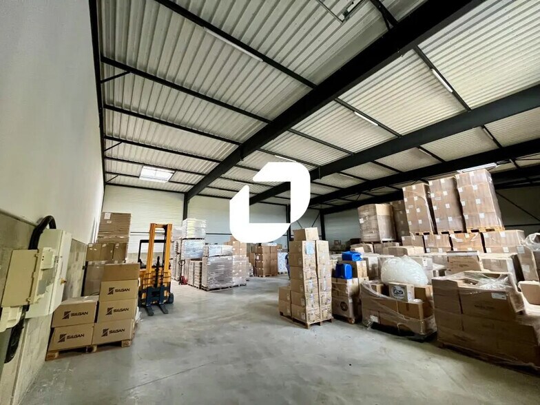 Light Industrial in Frans to rent - Building Photo - Image 3 of 16