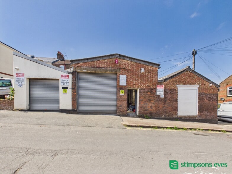 1 London Rd, Luton to rent - Building Photo - Image 1 of 12