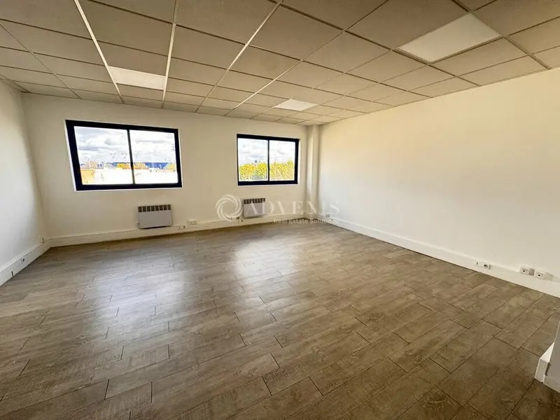 Office in Lisses to rent Building Photo- Image 1 of 5