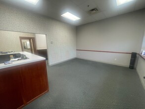 101-107 W Dave Longaberger Ave, Dresden, OH for rent Interior Photo- Image 1 of 9