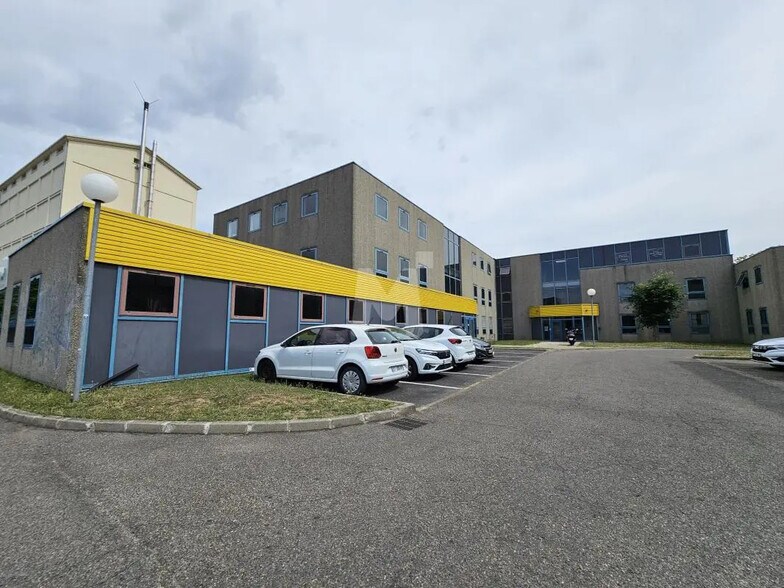 Office / Retail in Ris-Orangis to rent - Building Photo - Image 2 of 13