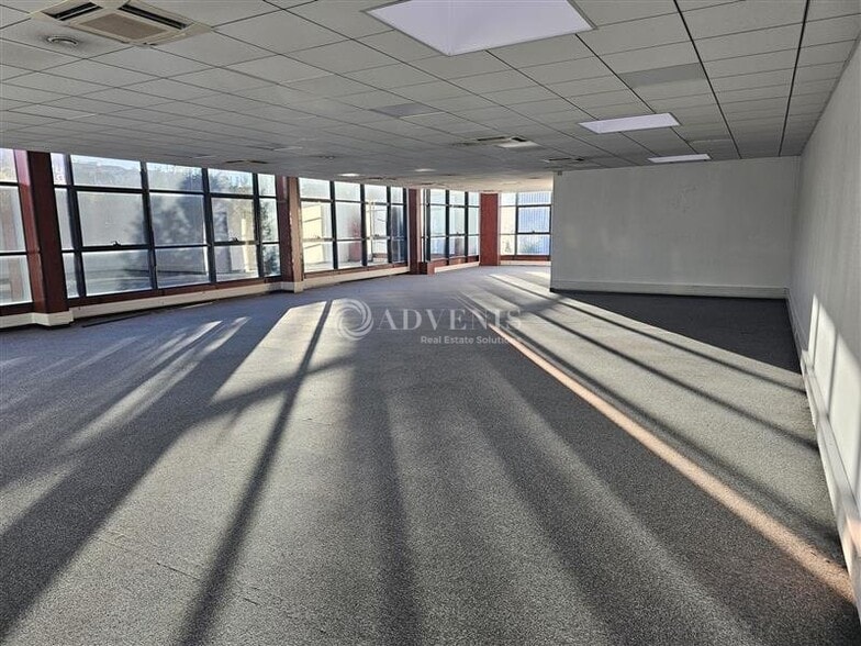 Office in Noisy Le Sec to rent - Interior Photo - Image 3 of 6
