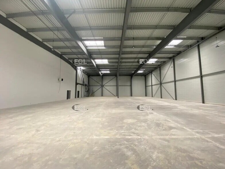 Industrial in Croissy-Beaubourg to rent - Interior Photo - Image 2 of 8