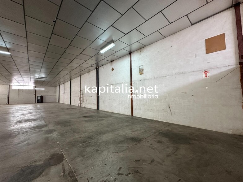 Industrial in València, Valencia to rent - Building Photo - Image 2 of 11