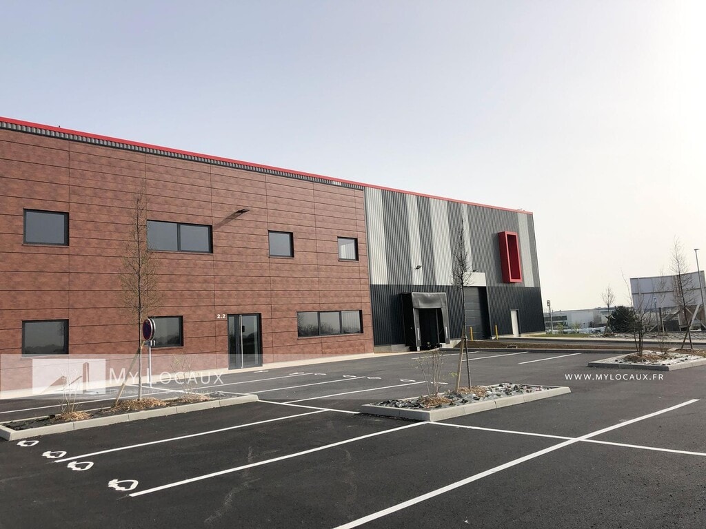 Location Entrepôt 1 683 m² - Photo 1