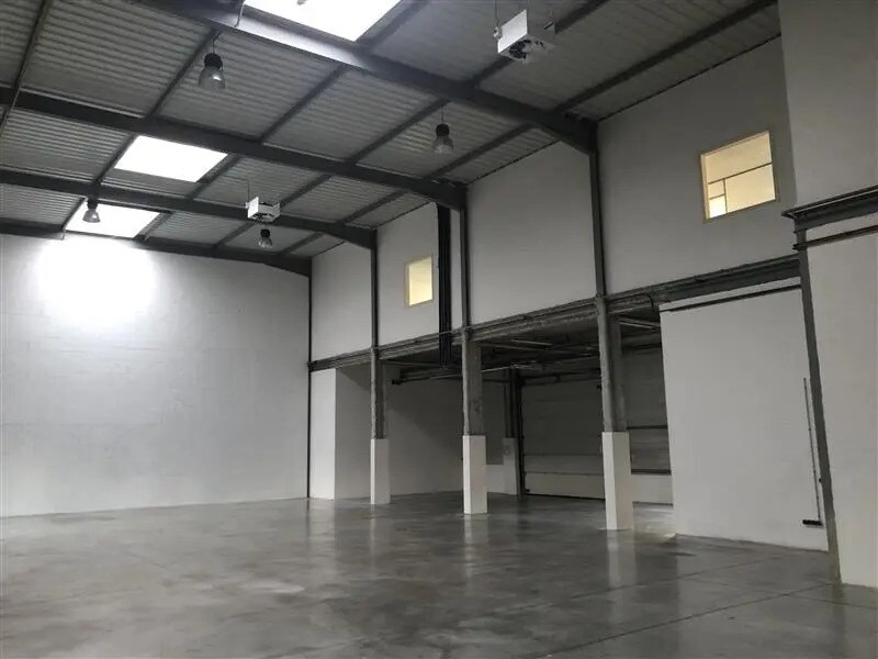 Light Industrial in Élancourt to rent Interior Photo- Image 1 of 5
